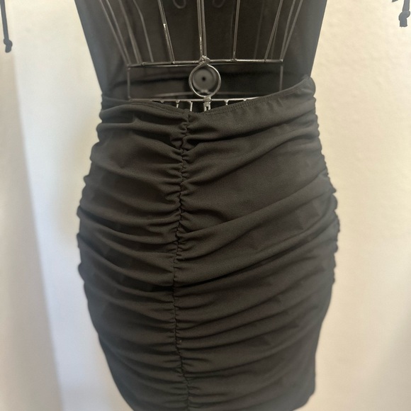 Elegant Black Ruched Dress - Picture 5 of 8